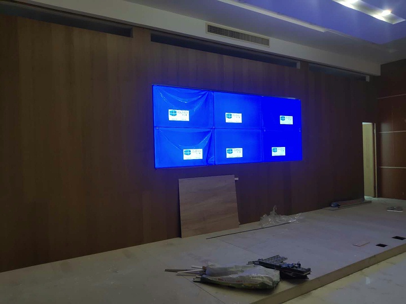 廣東揭陽普寧法院55寸0.88拼接屏安裝效果圖 廣東揭陽普寧法院55寸0.88拼接屏安裝效果圖