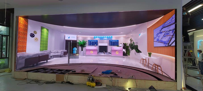 55寸LOED弧形滑軌屏-助力成都芯谷產業園多媒體展廳建設 55寸LOED弧形滑軌屏-助力成都芯谷產業園多媒體展廳建設